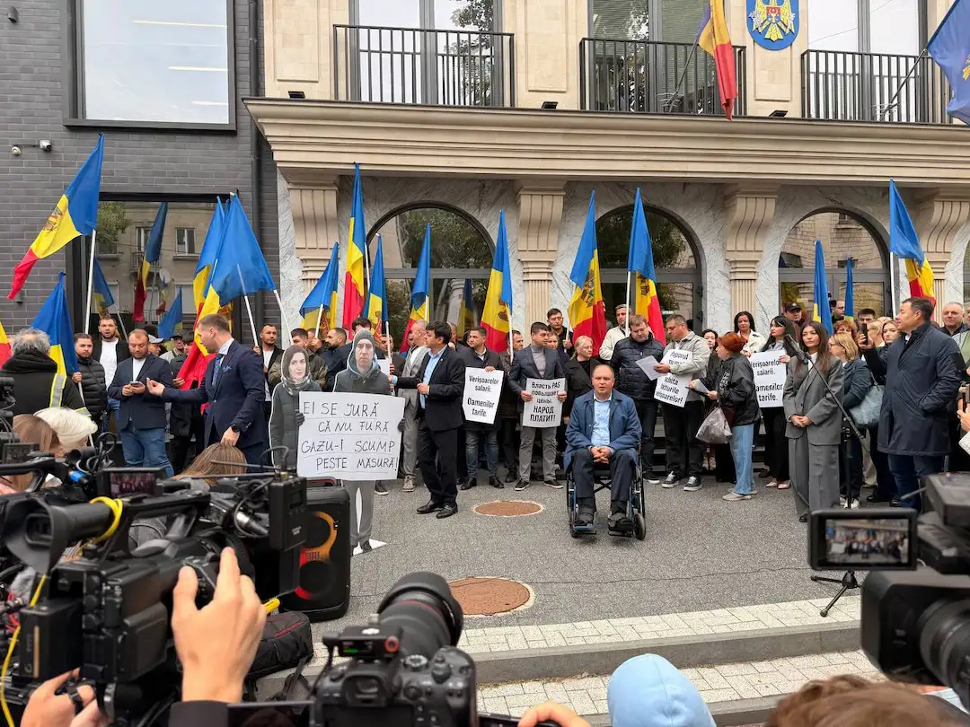 оппозиция вышла к НАРЭ на протест против подорожания газа и отопления