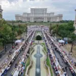 (ФОТО) Бухарест вошел в Книгу рекордов Гиннесса — за самым длинным столом пообедали 20 тысяч человек