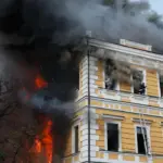 (ФОТО/ВИДЕО) Россия ударила по Академии наук в центре Киева — люди вылезают в окна, чтобы не сгореть заживо