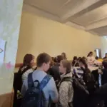Принеси ненужное, забери полезное: школьница из Кишинёва открыла бесплатный магазин, где вещи получают вторую жизнь