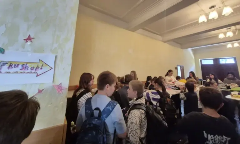 Принеси ненужное, забери полезное: школьница из Кишинёва открыла бесплатный магазин, где вещи получают вторую жизнь