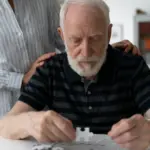 «Это просто возраст»: как начинается деменция и что важно знать близким 