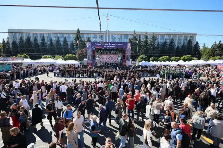 День вина в Молдове посетили 100 тысяч гостей