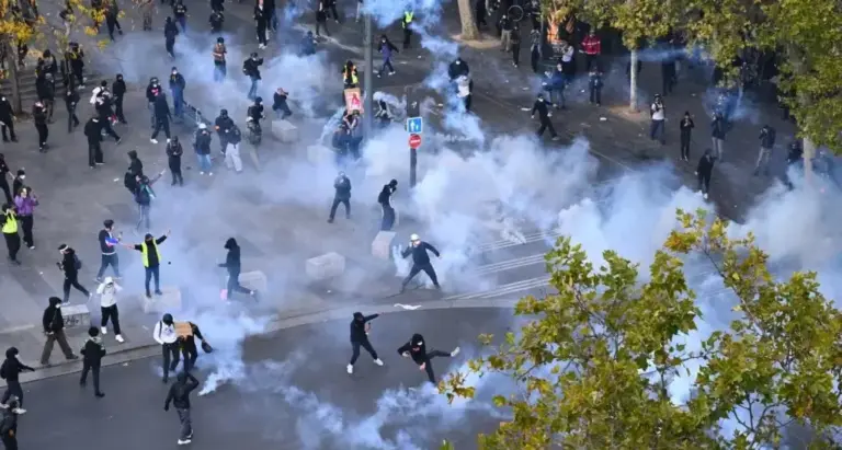 Беспорядки во Франции: поджоги мэрии, погромы и 1200 задержанных