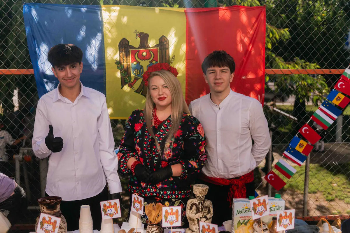 Ученики продают выпечку и национальные блюда на ярмарке лицея «Оризонт» в Чадыр-Лунге