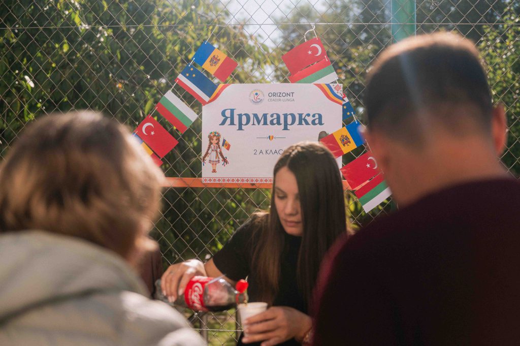2 октября ученики лицея «Оризонт» в Чадыр-Лунге устроили осеннюю благотворительную ярмарку «Дары Гагаузии»
