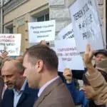 У примарии Кишинёва прошёл протест из-за реконструкции школьного стадиона для «Петрокуба»