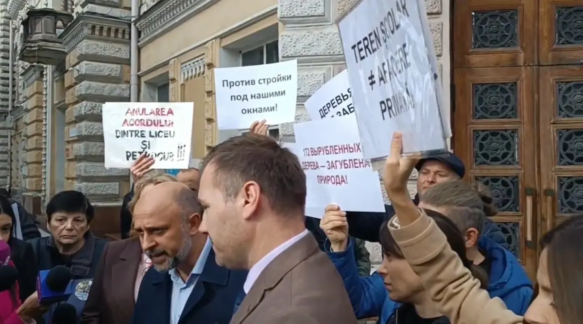 У примарии Кишинёва прошёл протест из-за реконструкции школьного стадиона для «Петрокуба»