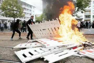 Протесты школьников во Франции переросли в беспорядки: поджоги школ и нападения на директоров