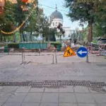 (ФОТО) В сквере Кафедрального собора завершили ремонт теплосети: повреждённую трубу демонтировали ночью