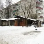 Соседи строят сараи под окнами многоэтажки: законно ли это и куда жаловаться в Комрате?