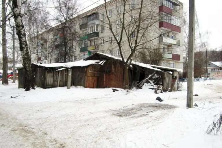 Сараи во дворе многоэтажки