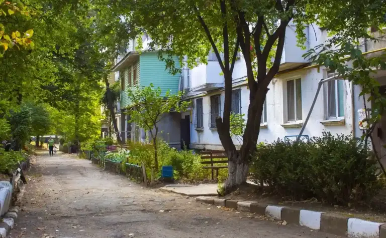 двор многоэтажки