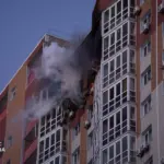 (ФОТО) Россия ударила по жилой высотке и снова атаковала Южный мост в Киеве